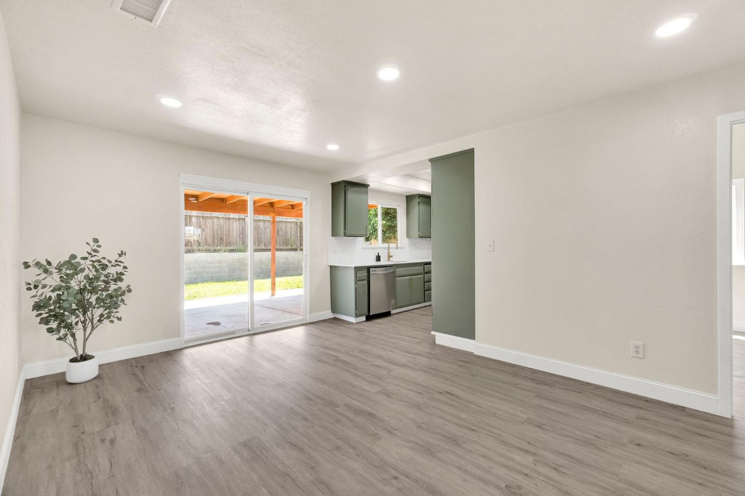 1505 Fountain Way, Madera, CA 93638