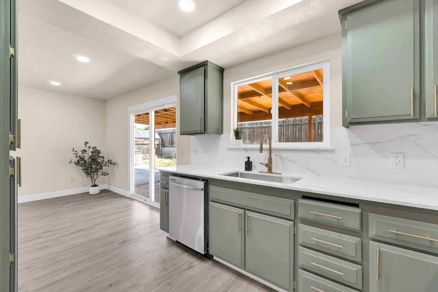 1505 Fountain Way, Madera, CA 93638