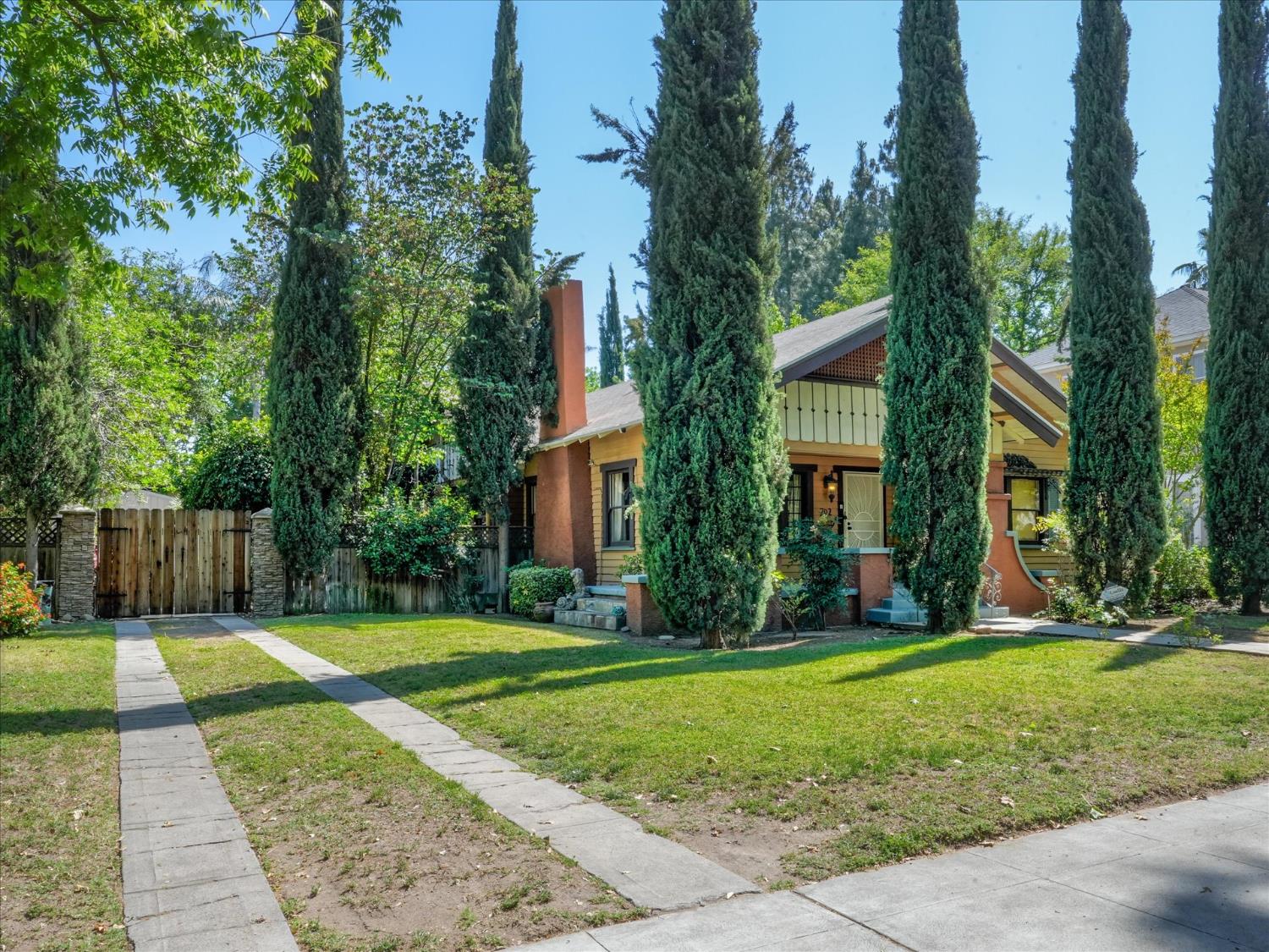 702 E Peralta Way, Fresno, CA 93704