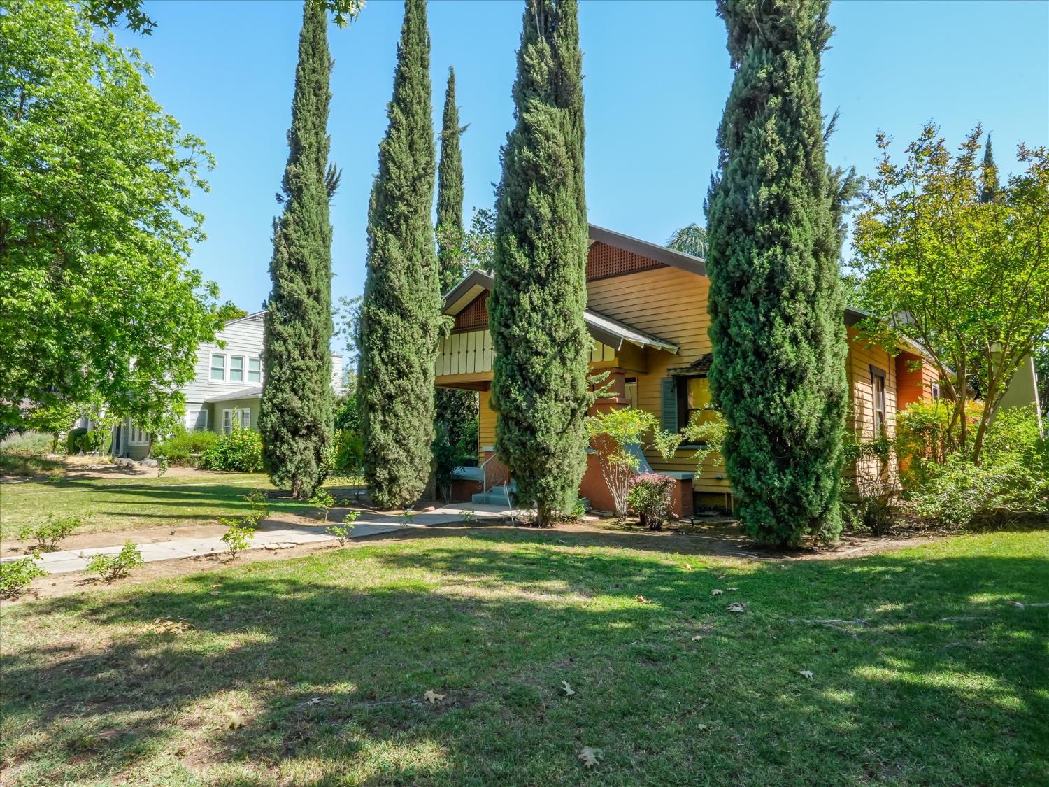 702 E Peralta Way, Fresno, CA 93704