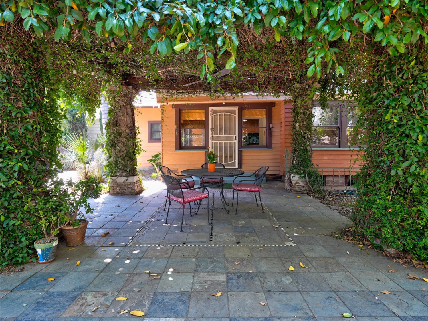 702 E Peralta Way, Fresno, CA 93704