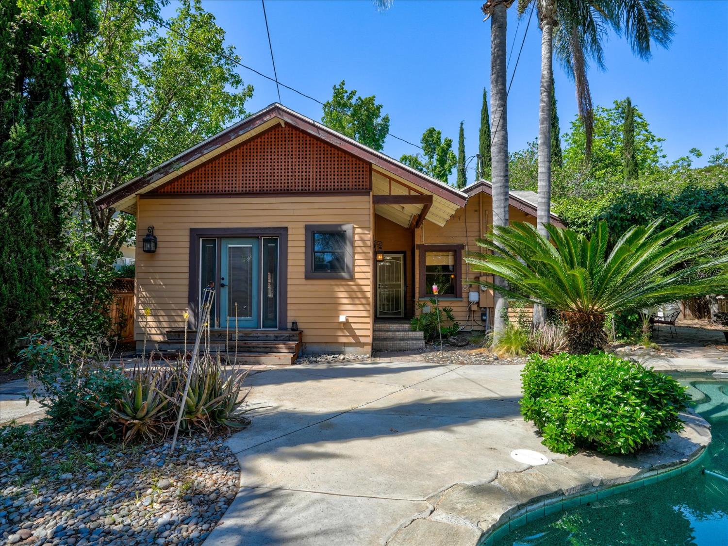 702 E Peralta Way, Fresno, CA 93704