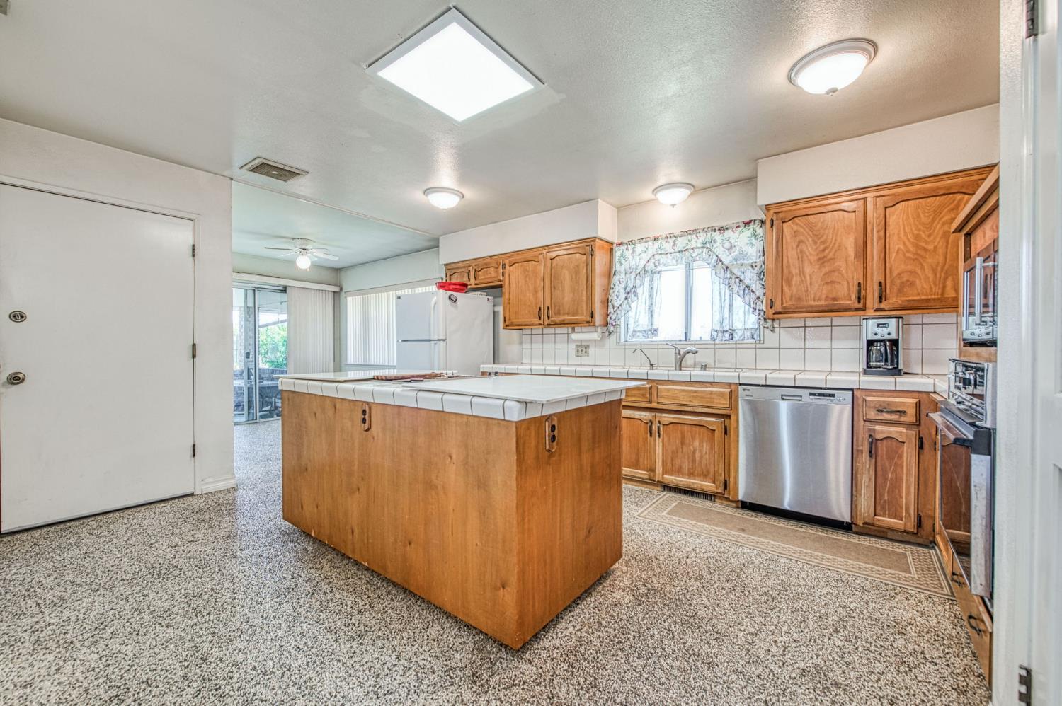 4565 W Dakota Ave, Fresno, CA 93722