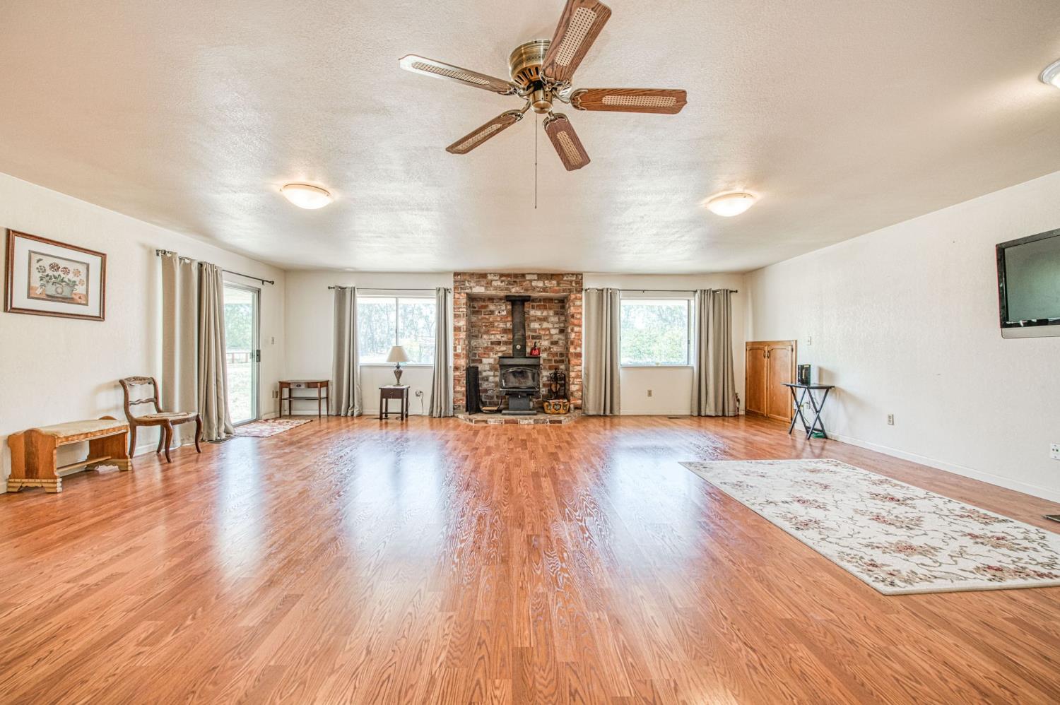 4565 W Dakota Ave, Fresno, CA 93722