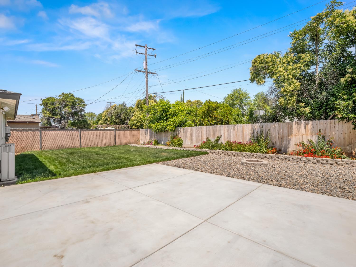 2409 E Holland Ave, Fresno, CA 93726