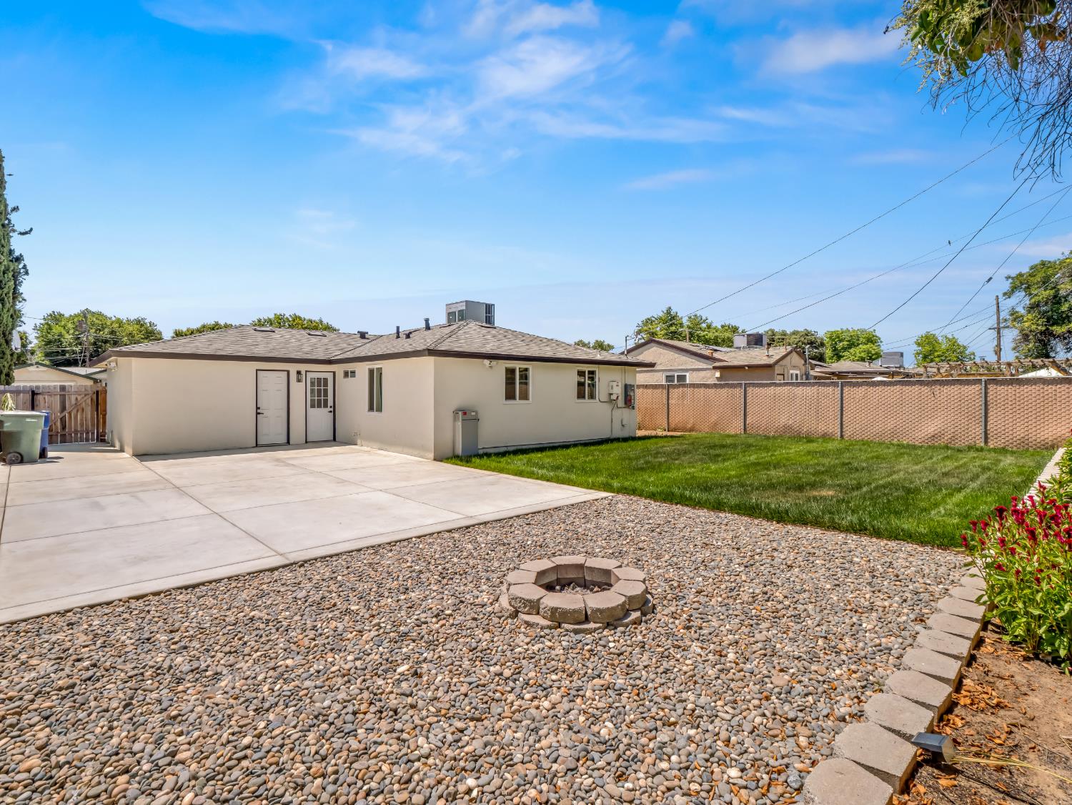 2409 E Holland Ave, Fresno, CA 93726