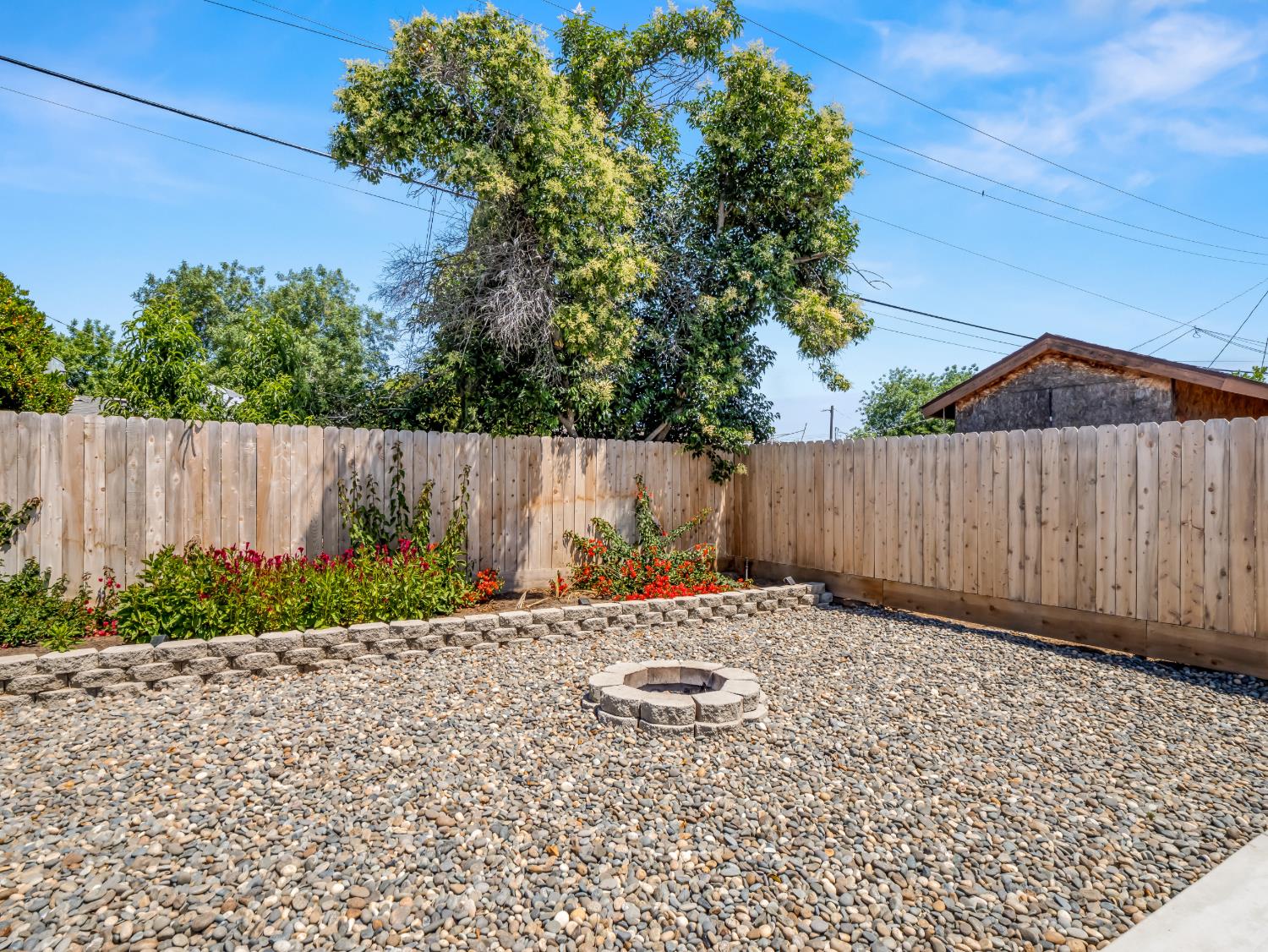 2409 E Holland Ave, Fresno, CA 93726
