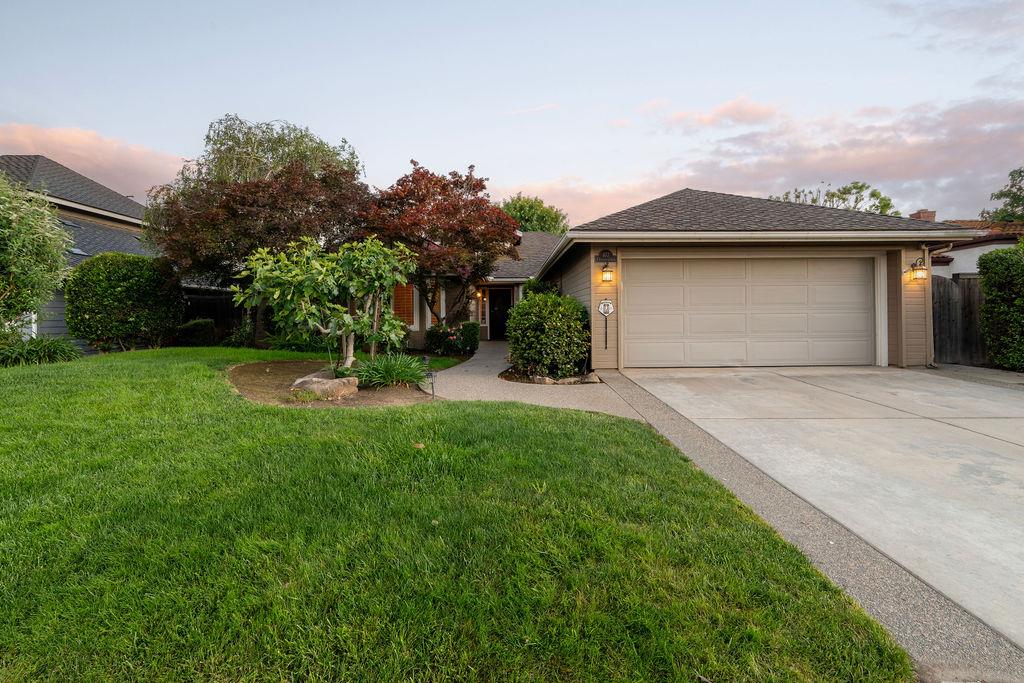 877 E Catalina Cir, Fresno, CA 93730