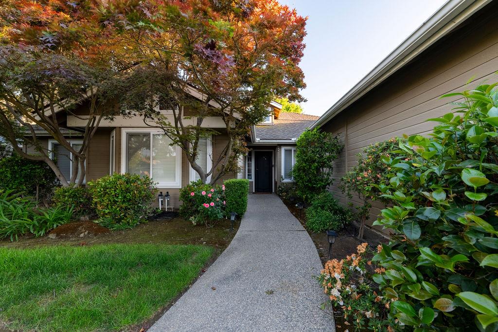 877 E Catalina Cir, Fresno, CA 93730