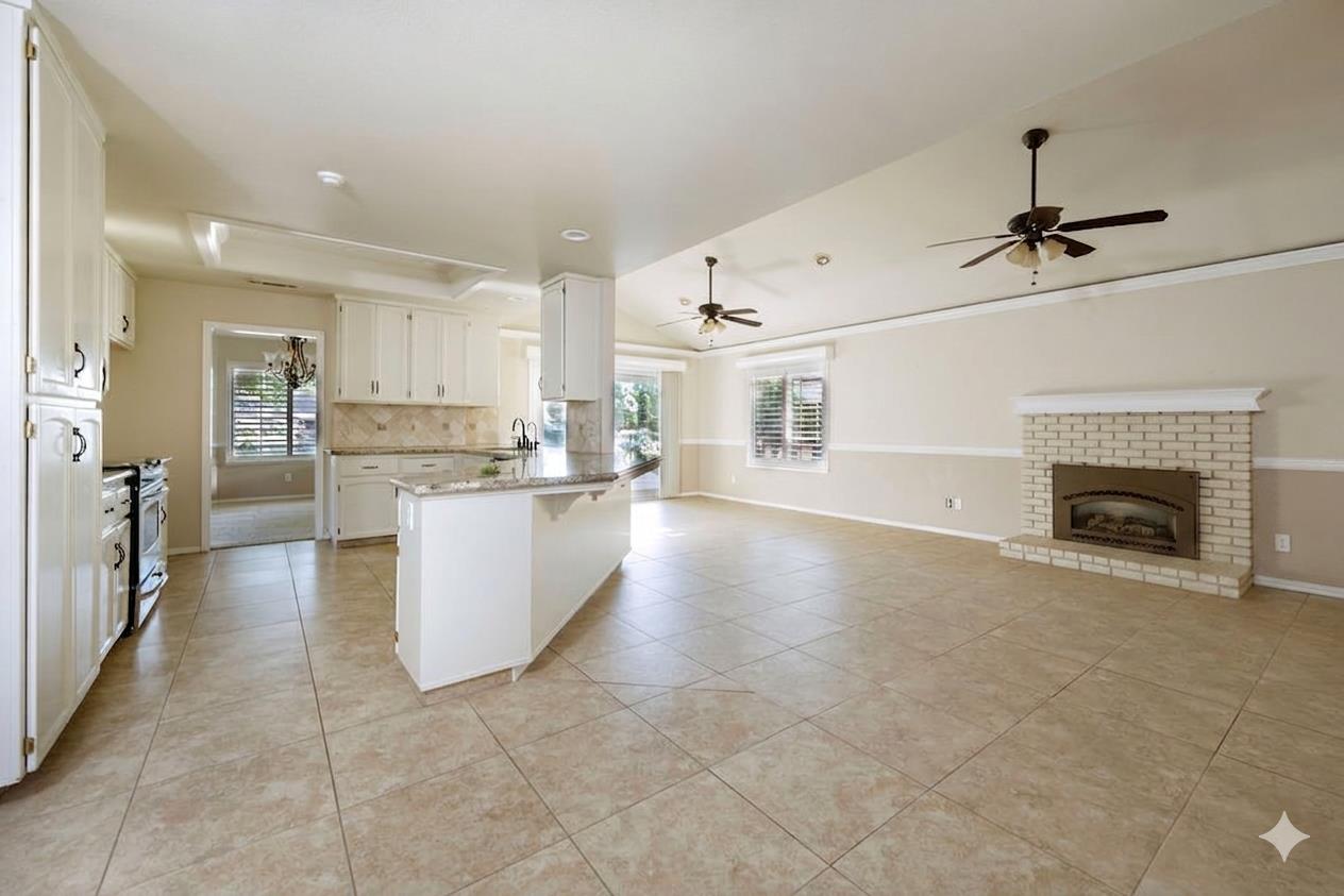877 E Catalina Cir, Fresno, CA 93730