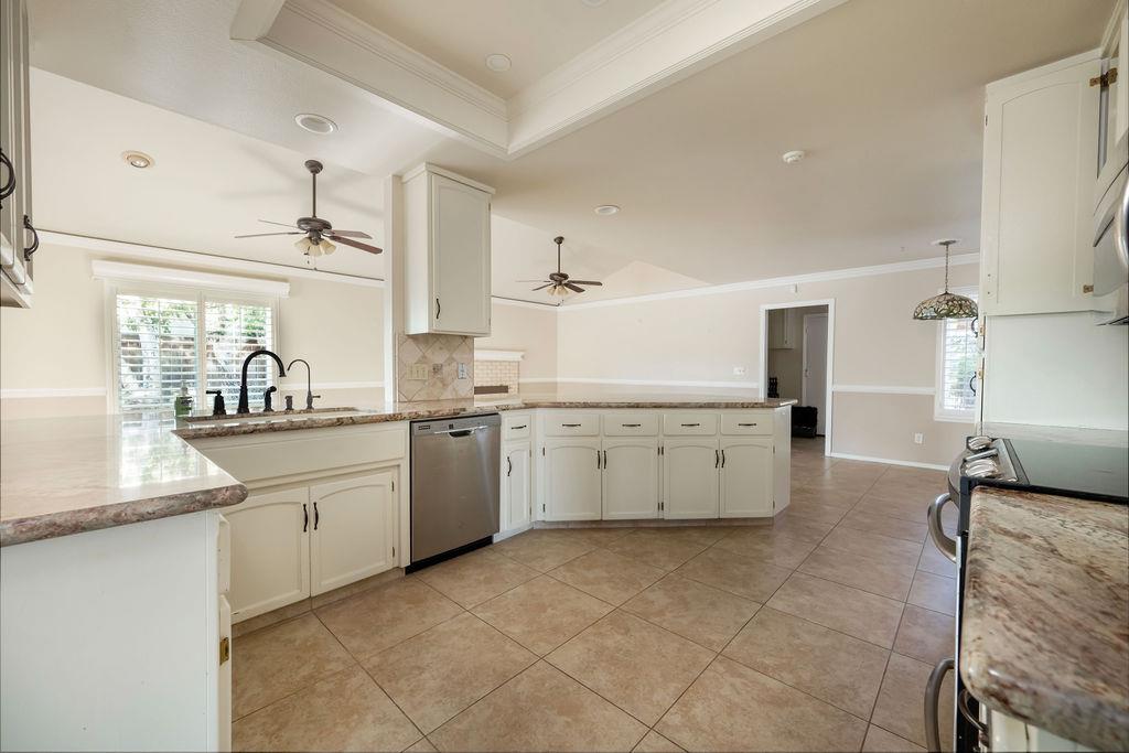 877 E Catalina Cir, Fresno, CA 93730