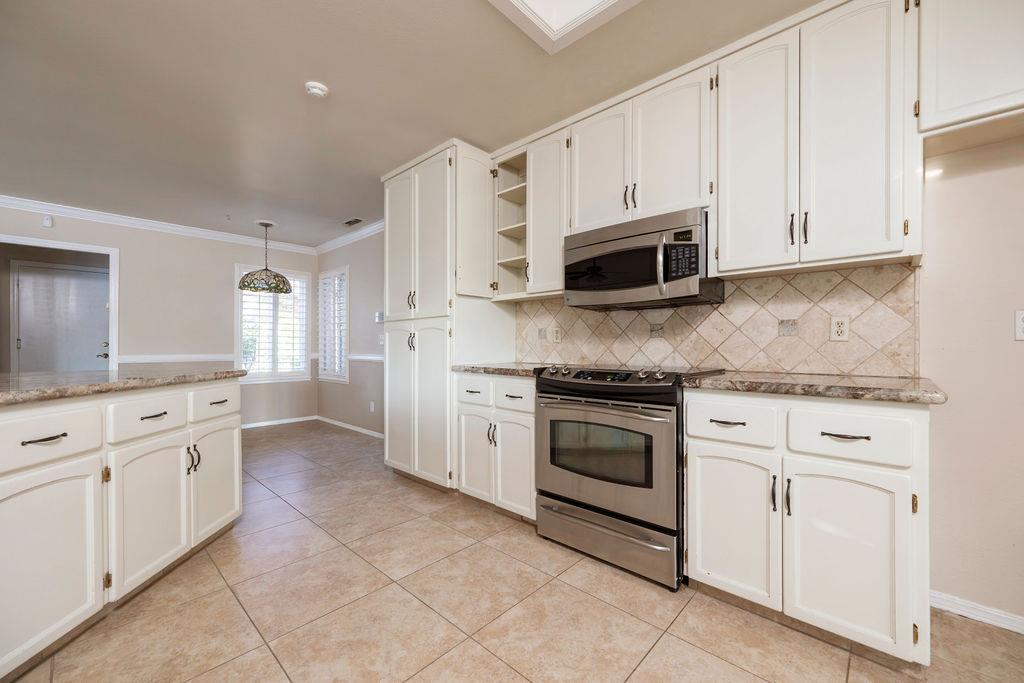 877 E Catalina Cir, Fresno, CA 93730