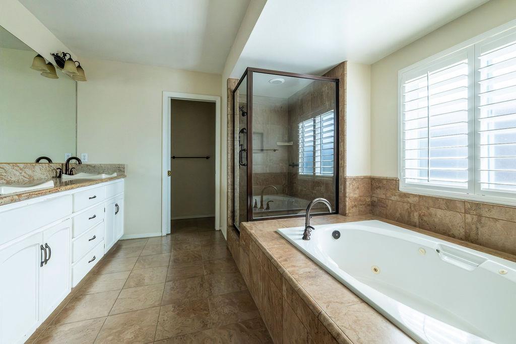 877 E Catalina Cir, Fresno, CA 93730