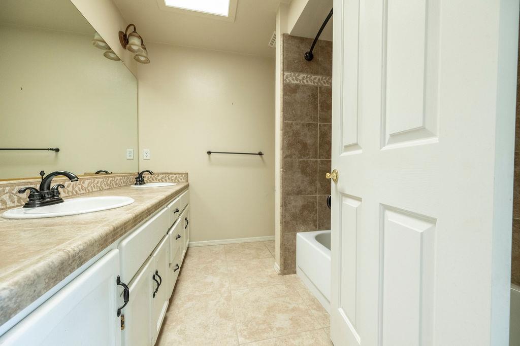 877 E Catalina Cir, Fresno, CA 93730