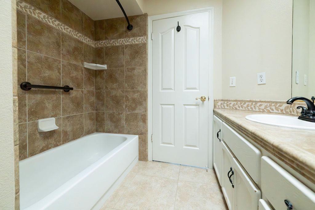 877 E Catalina Cir, Fresno, CA 93730