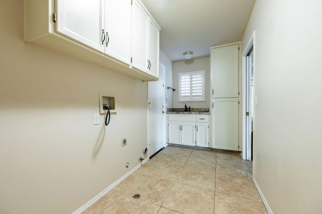 877 E Catalina Cir, Fresno, CA 93730