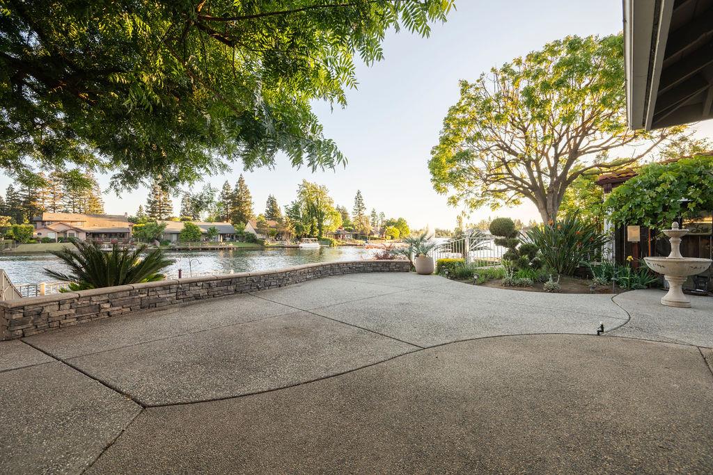 877 E Catalina Cir, Fresno, CA 93730