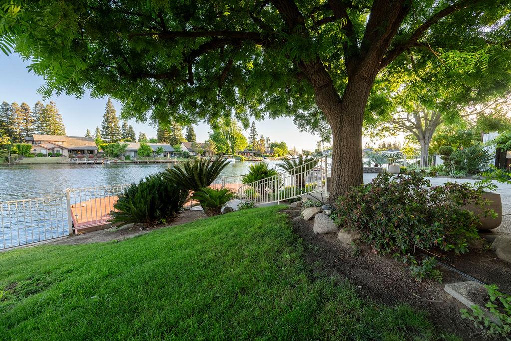 877 E Catalina Cir, Fresno, CA 93730