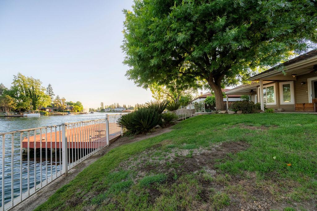 877 E Catalina Cir, Fresno, CA 93730