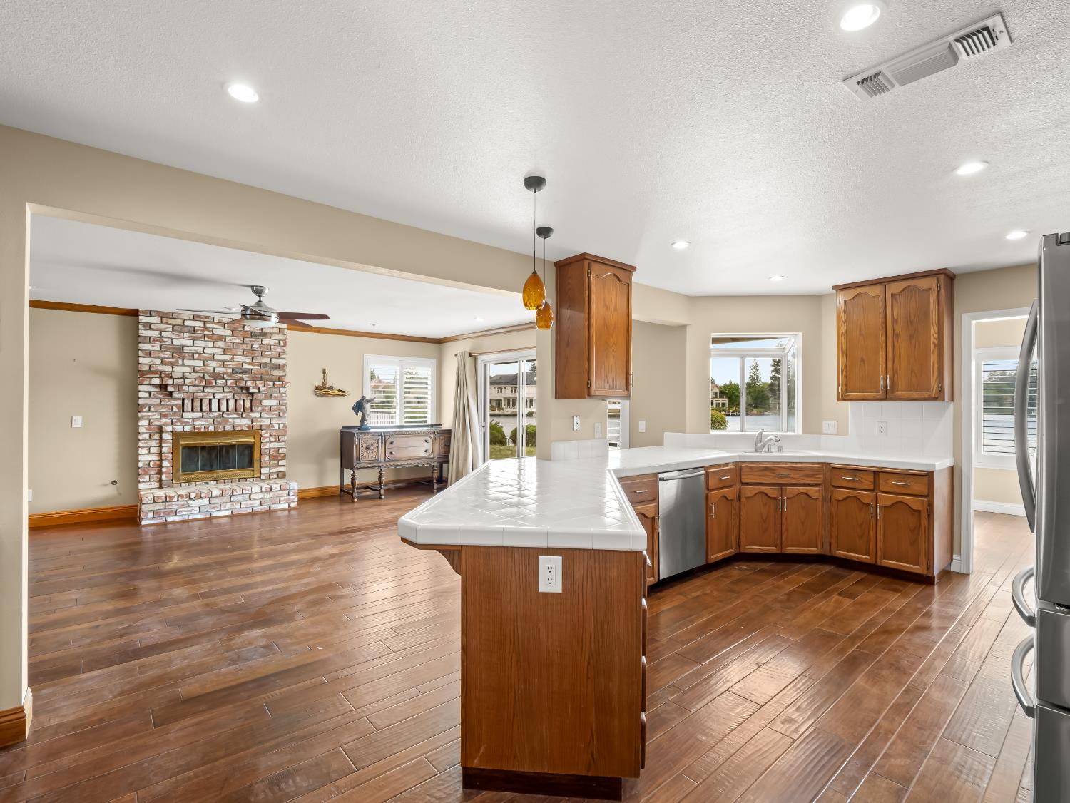 859 E Catalina Circle, Fresno, CA 93730
