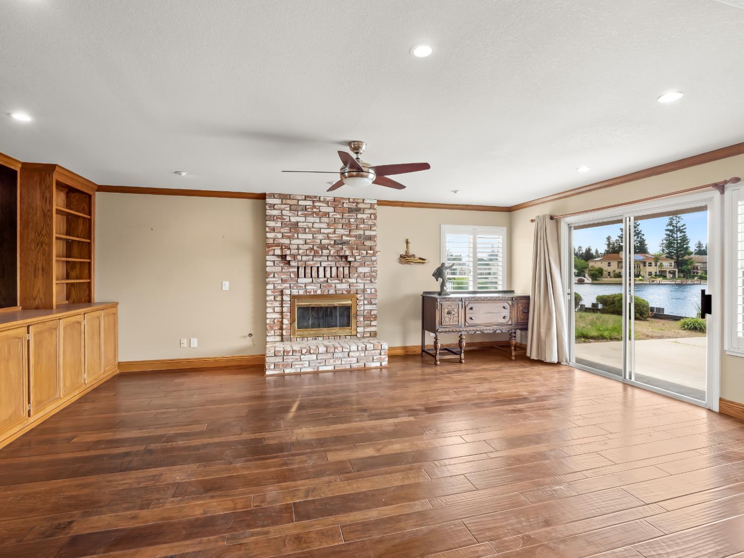 859 E Catalina Circle, Fresno, CA 93730