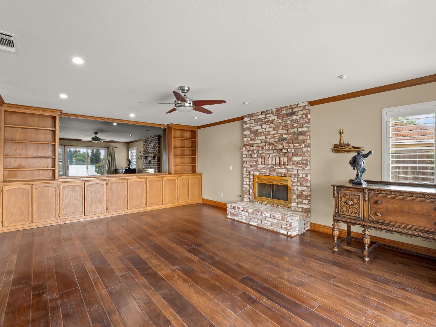 859 E Catalina Circle, Fresno, CA 93730