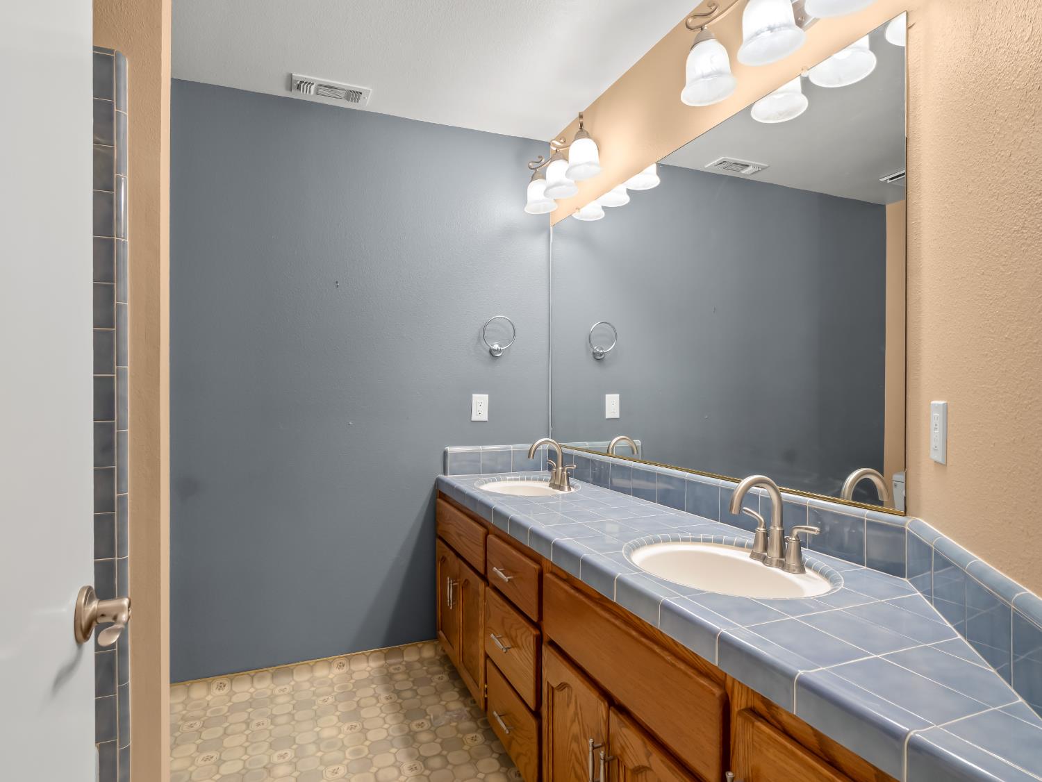 859 E Catalina Circle, Fresno, CA 93730