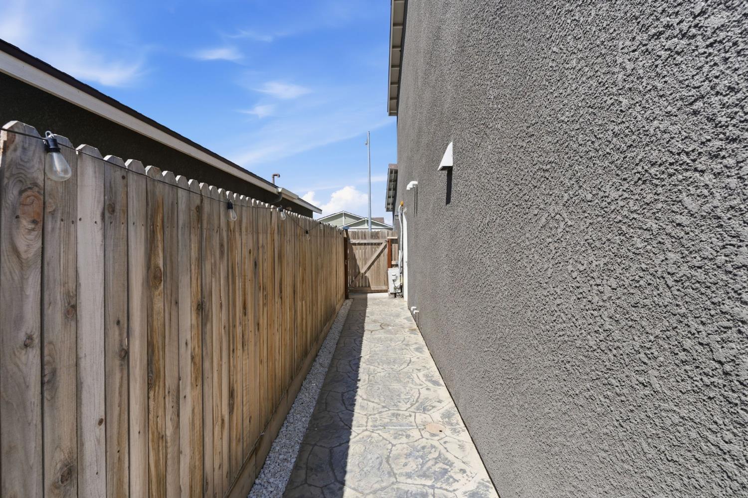 1541 Seneca Dr, Madera, CA 93637