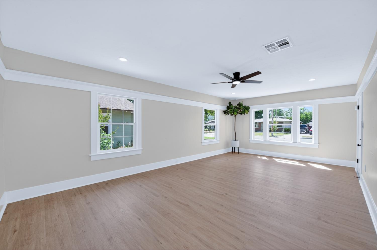 930 N Arthur Ave, Fresno, CA 93728