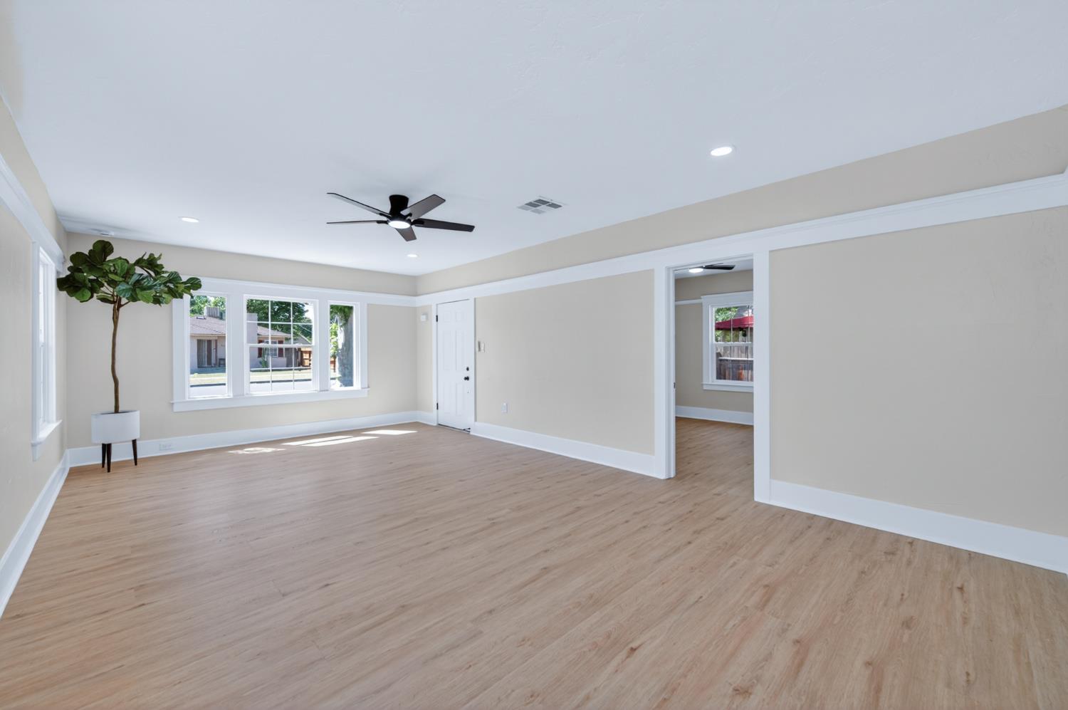 930 N Arthur Ave, Fresno, CA 93728