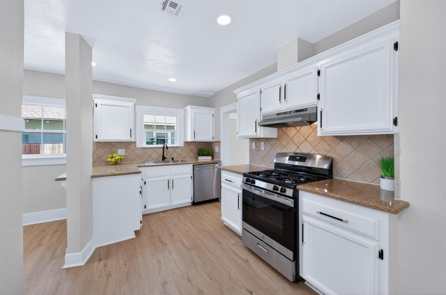 930 N Arthur Ave, Fresno, CA 93728