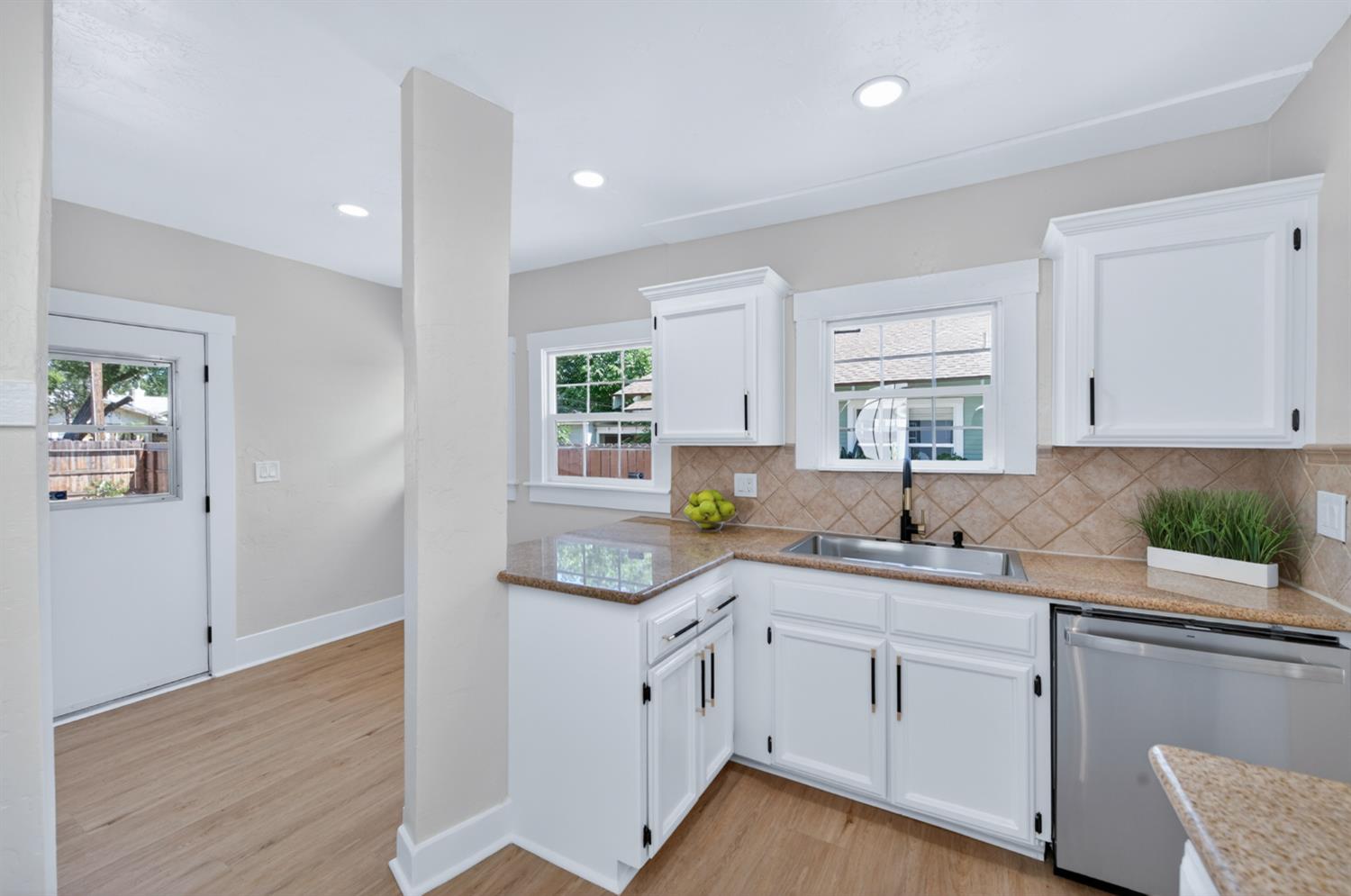 930 N Arthur Ave, Fresno, CA 93728
