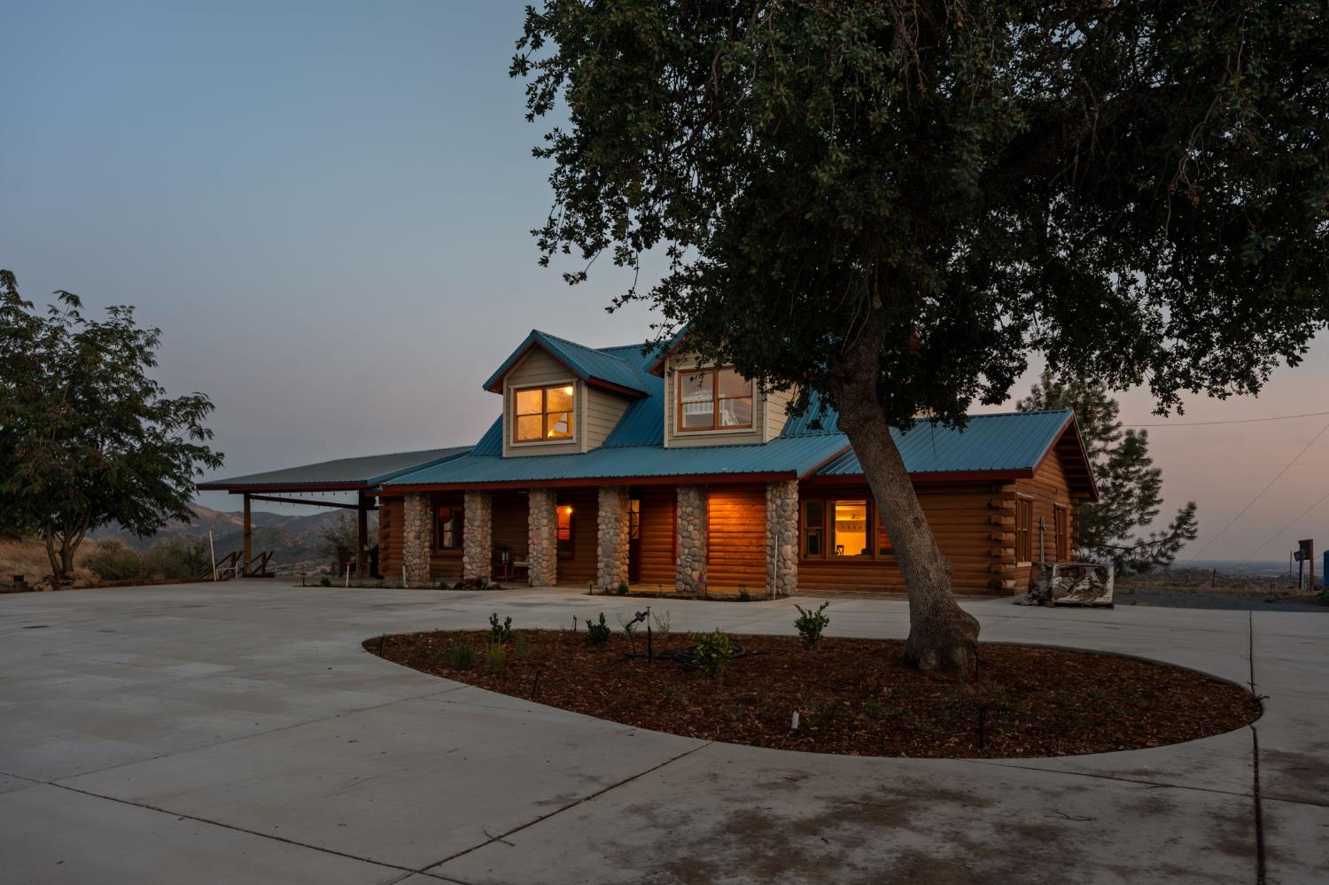20146 Nicholas Rd, Clovis, CA 93619