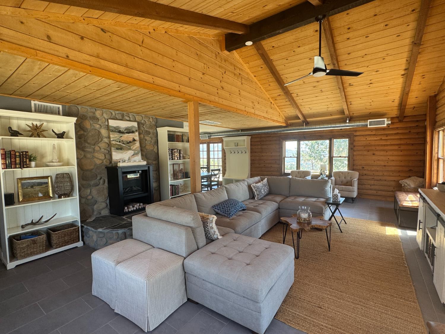 20146 Nicholas Rd, Clovis, CA 93619