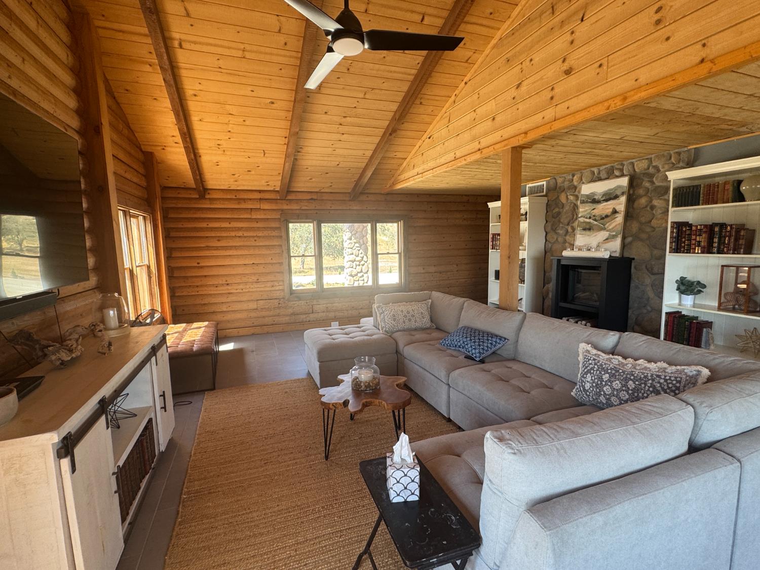 20146 Nicholas Rd, Clovis, CA 93619