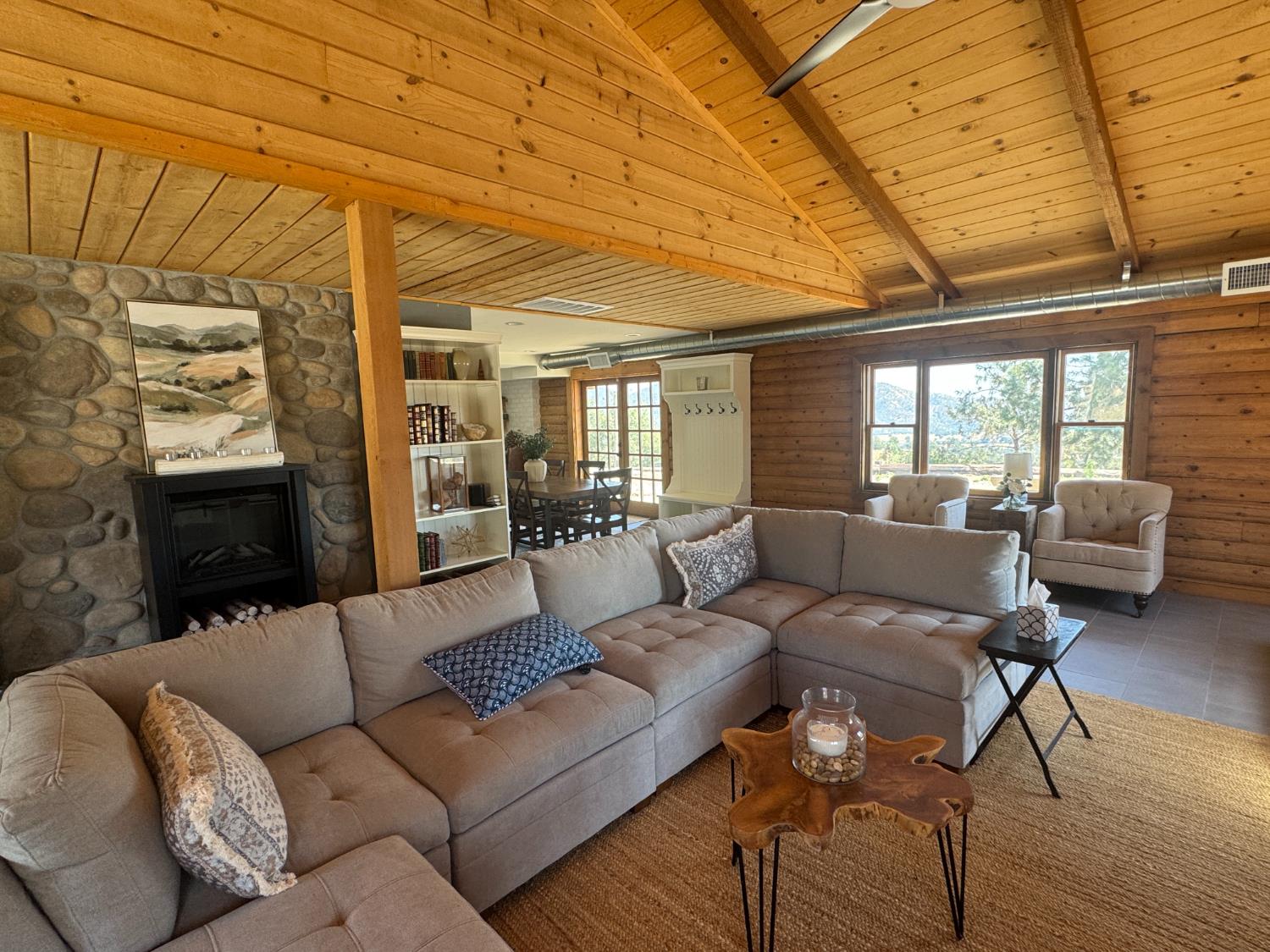 20146 Nicholas Rd, Clovis, CA 93619
