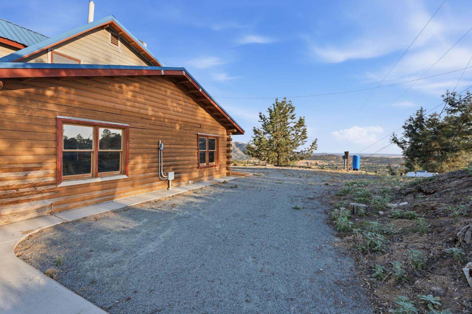 20146 Nicholas Rd, Clovis, CA 93619