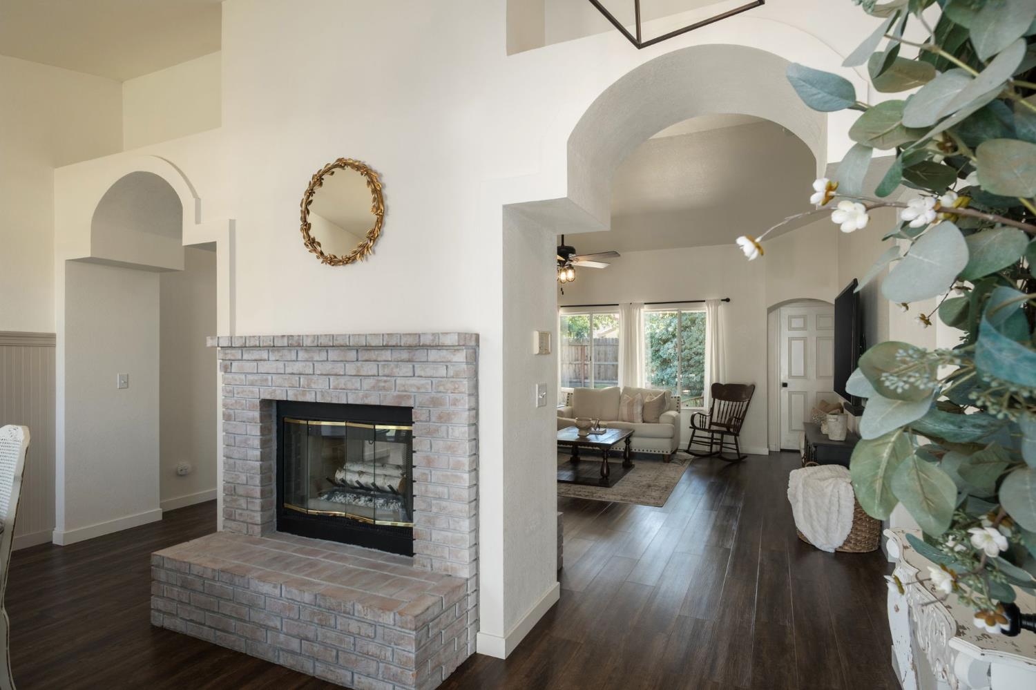 872 Minarats, Clovis, CA 93612