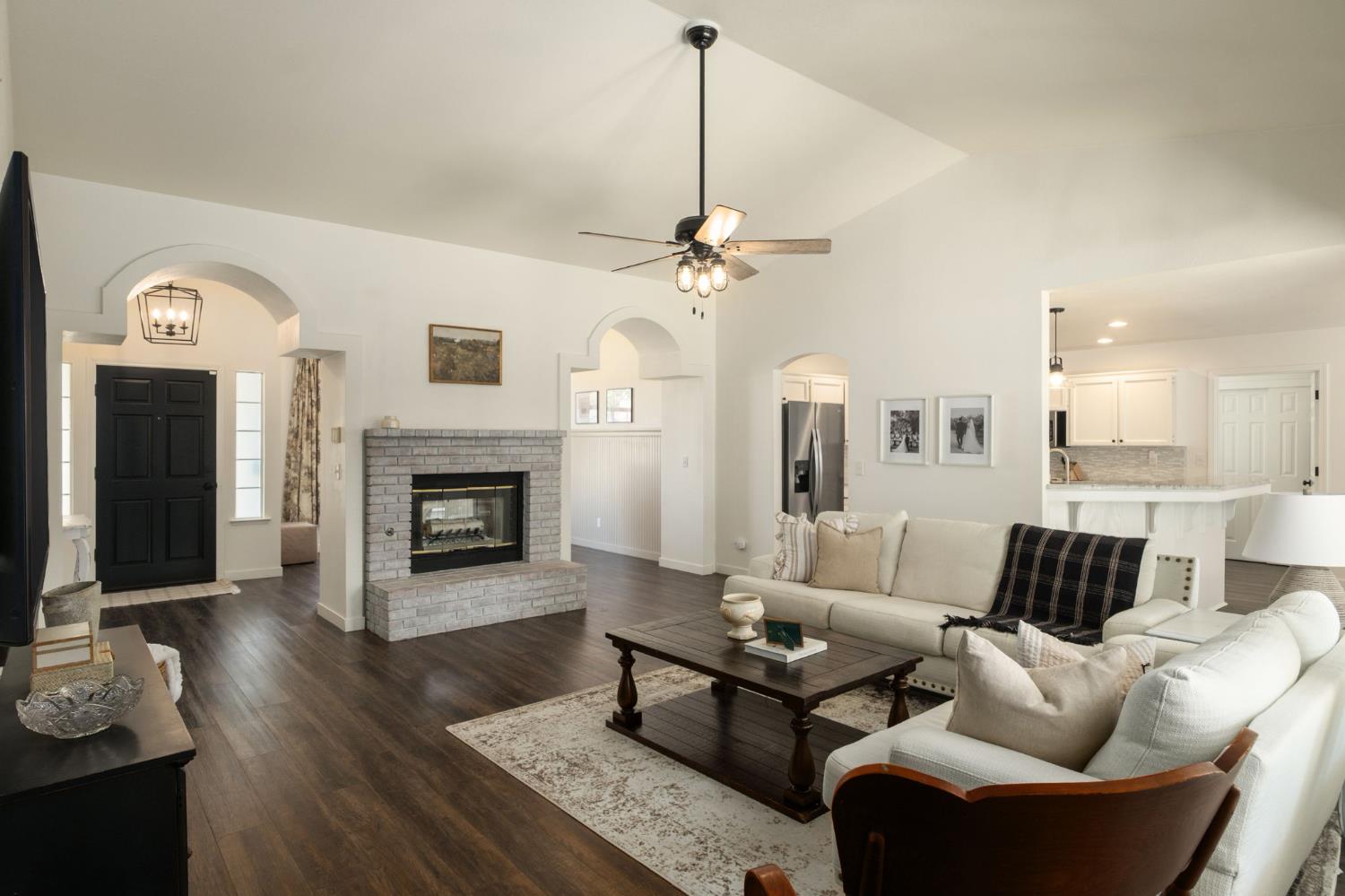 872 Minarats, Clovis, CA 93612