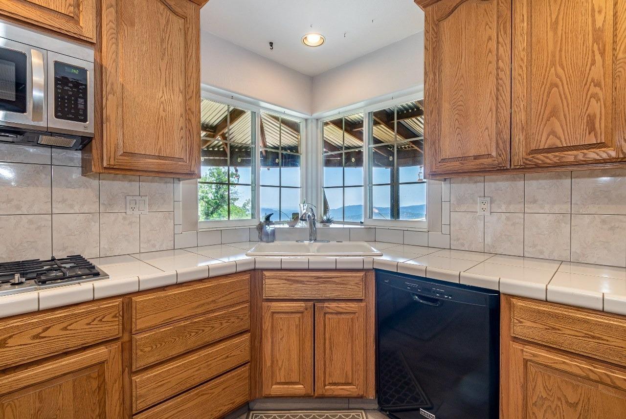 34914 Sneezeweed Ln, North Fork, CA 93643