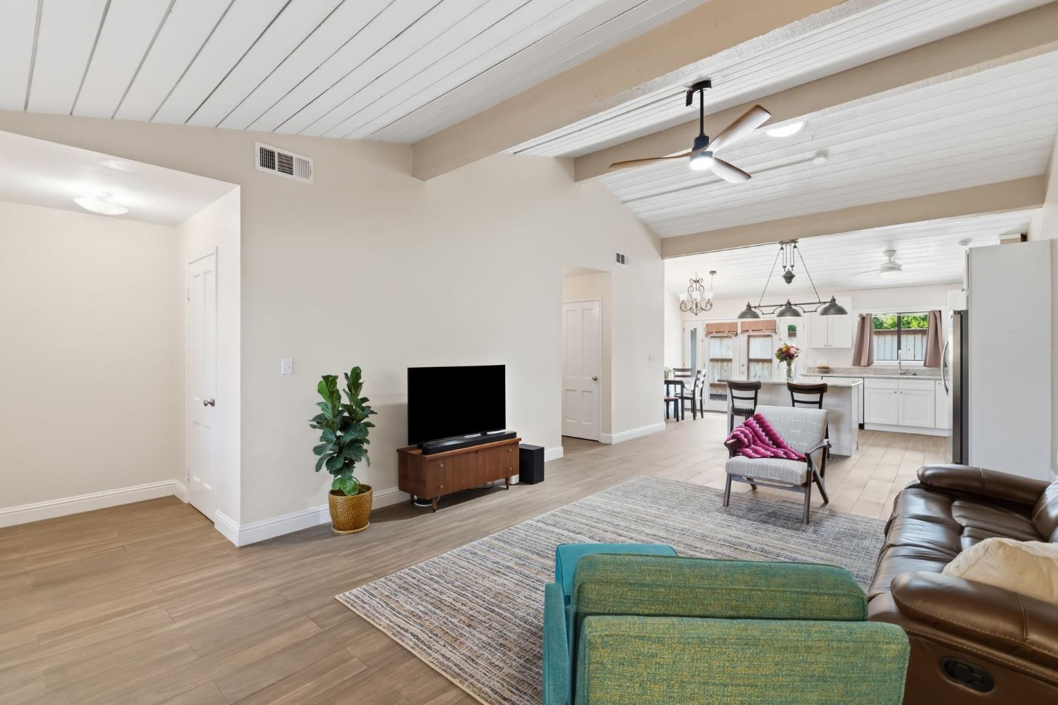 5072 N Wishon Ave #APT C, Fresno, CA 93704