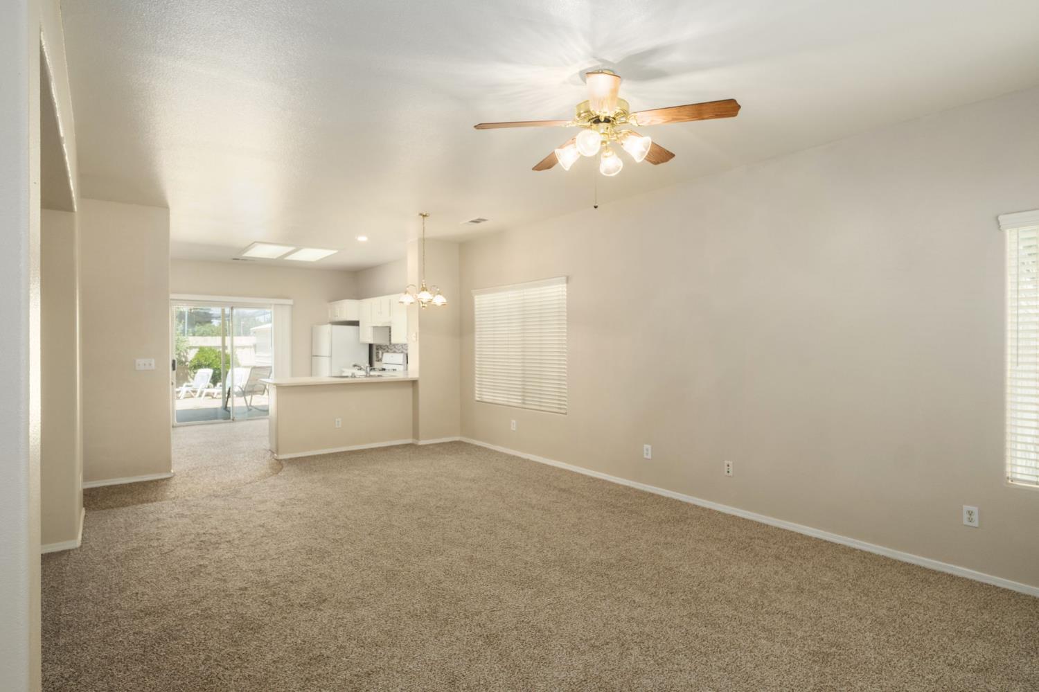 159 W Lindquist St, Kingsburg, CA 93631