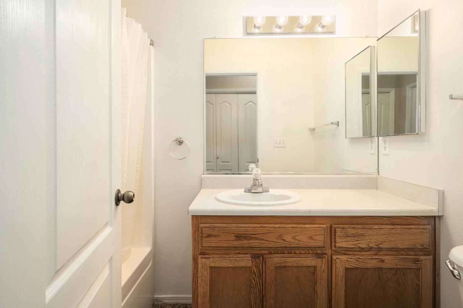 159 W Lindquist St, Kingsburg, CA 93631