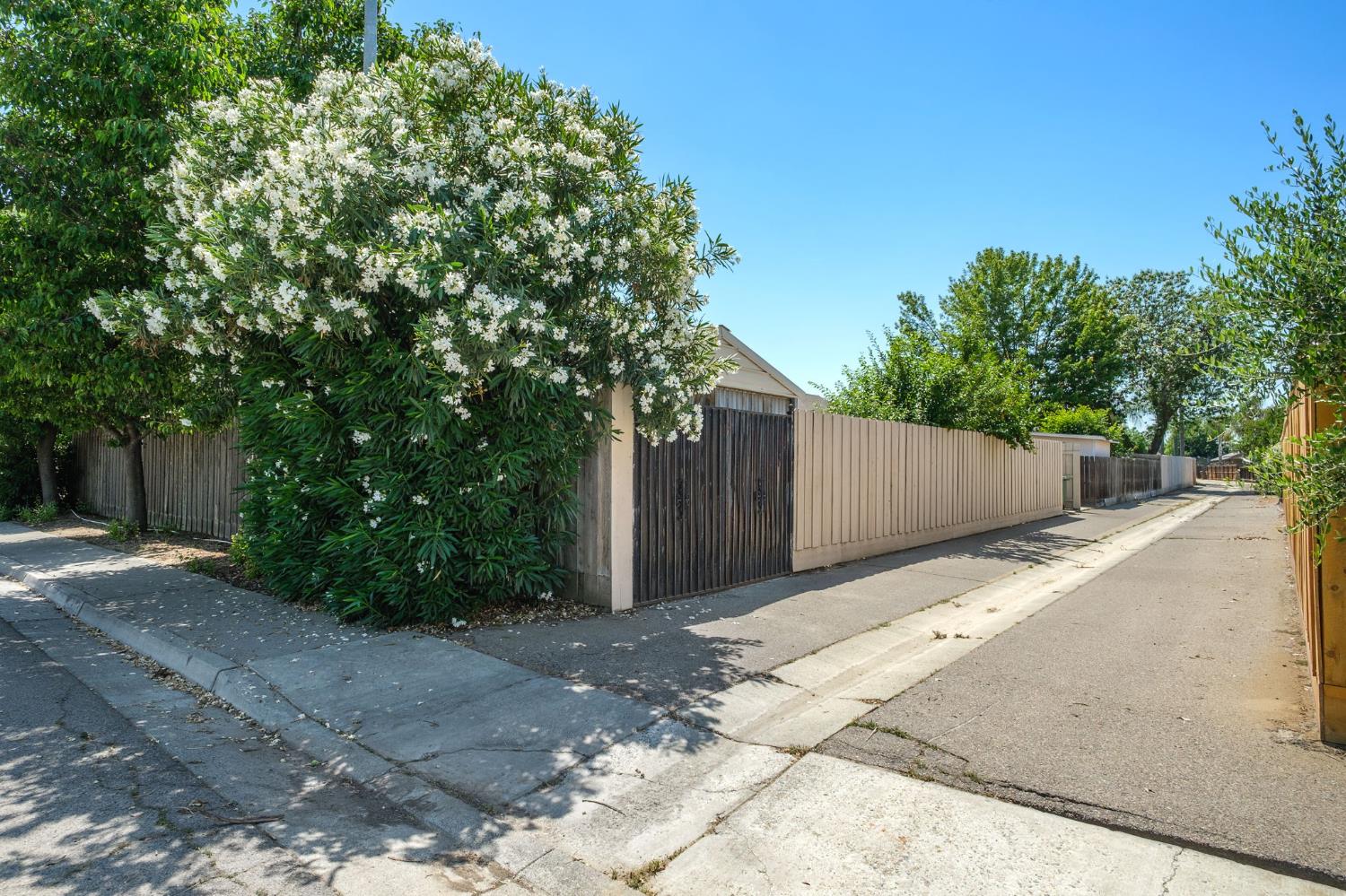 159 W Lindquist St, Kingsburg, CA 93631