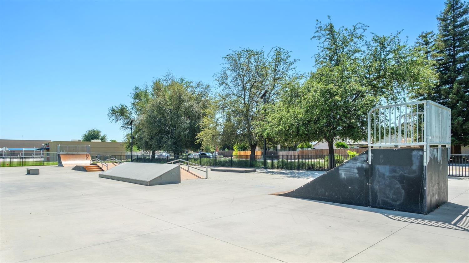 159 W Lindquist St, Kingsburg, CA 93631