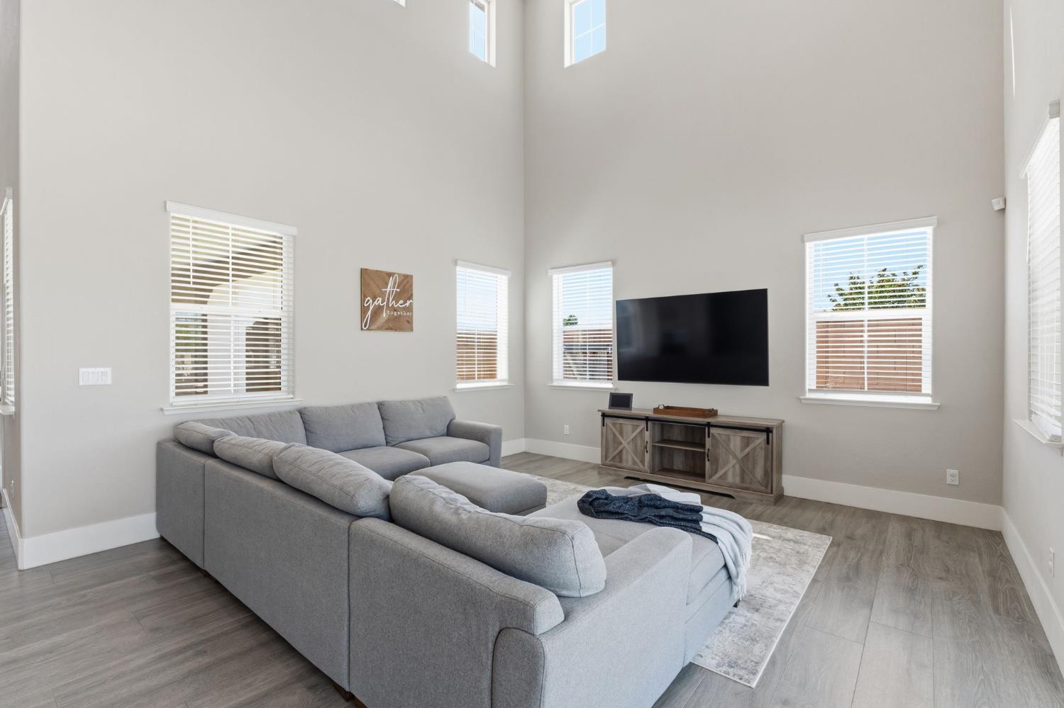915 Vineyard Ct, Madera, CA 93636