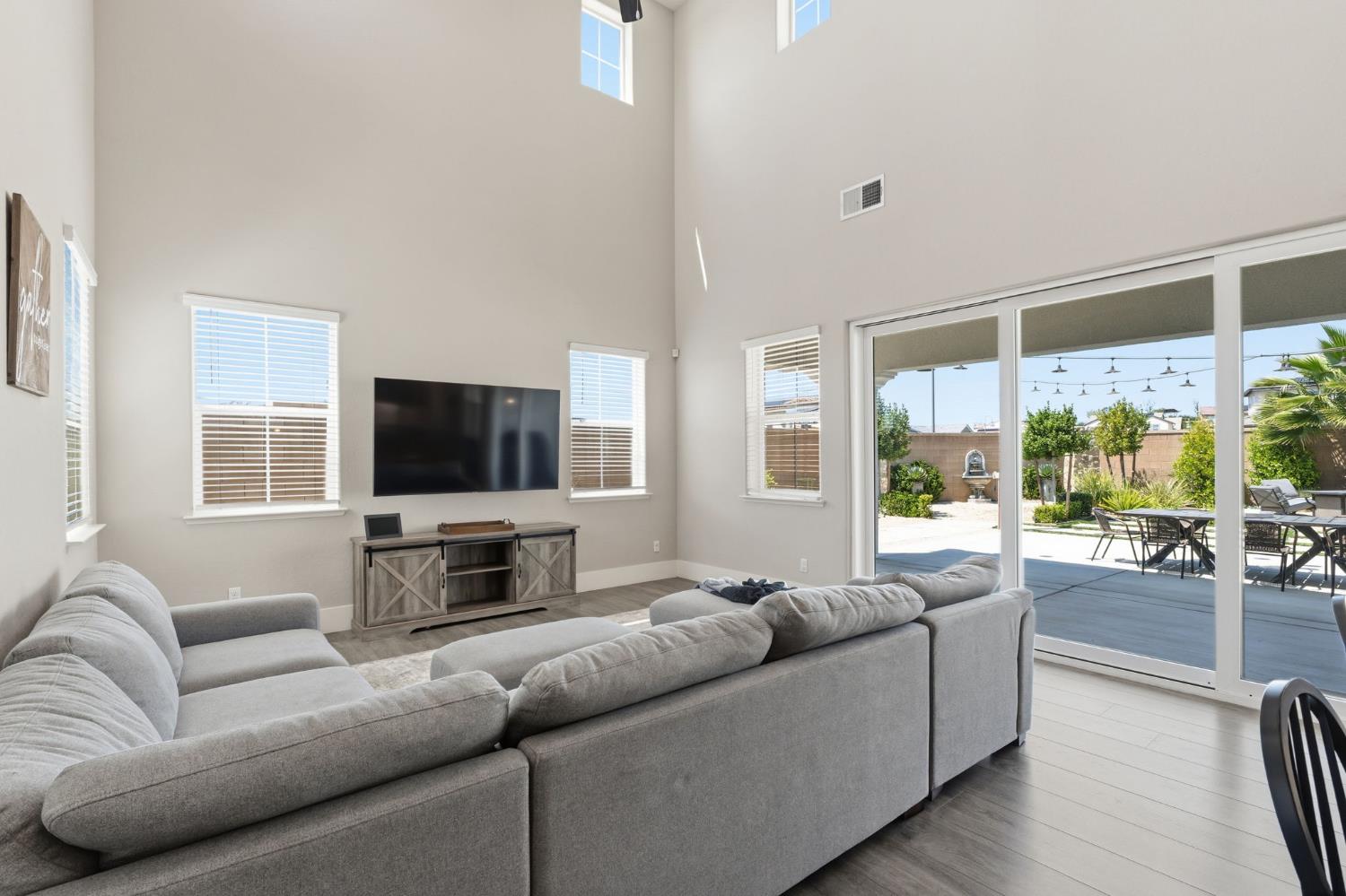915 Vineyard Ct, Madera, CA 93636