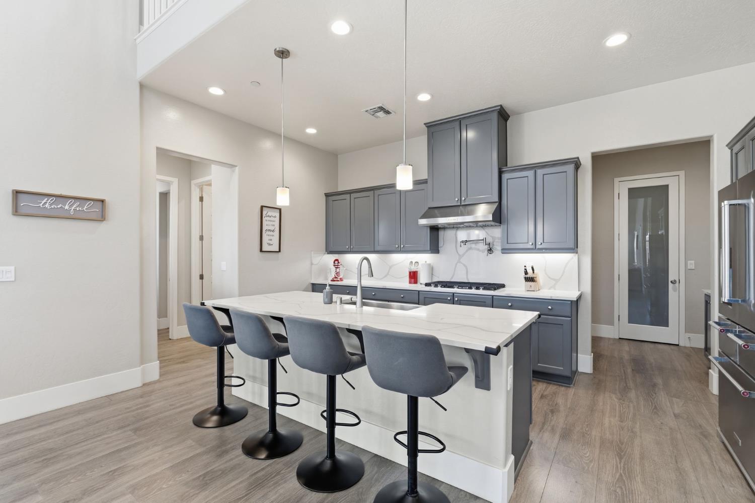 915 Vineyard Ct, Madera, CA 93636