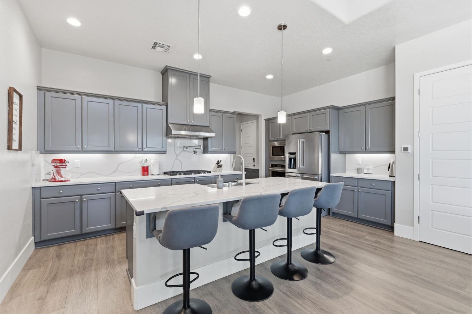 915 Vineyard Ct, Madera, CA 93636