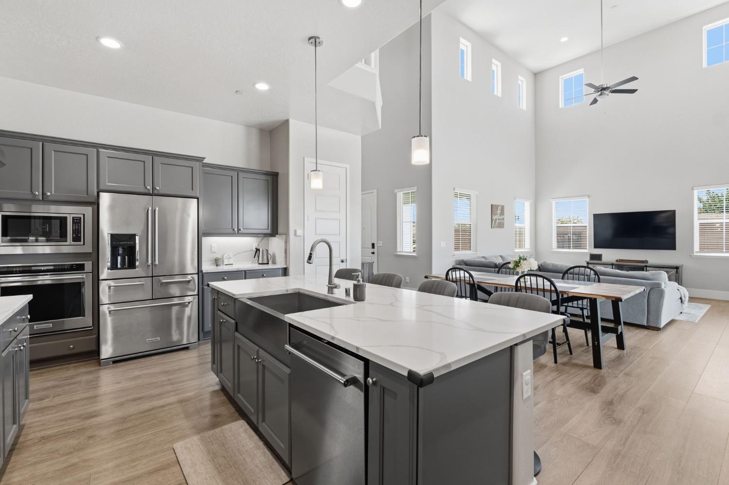 915 Vineyard Ct, Madera, CA 93636
